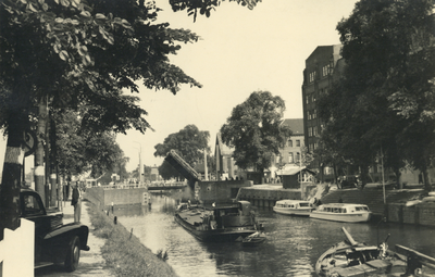 404770 Gezicht op de Catharijnebrug over de Stadsbuitengracht te Utrecht, vanaf de Catharijnesingel, met rechts de Rijnkade.